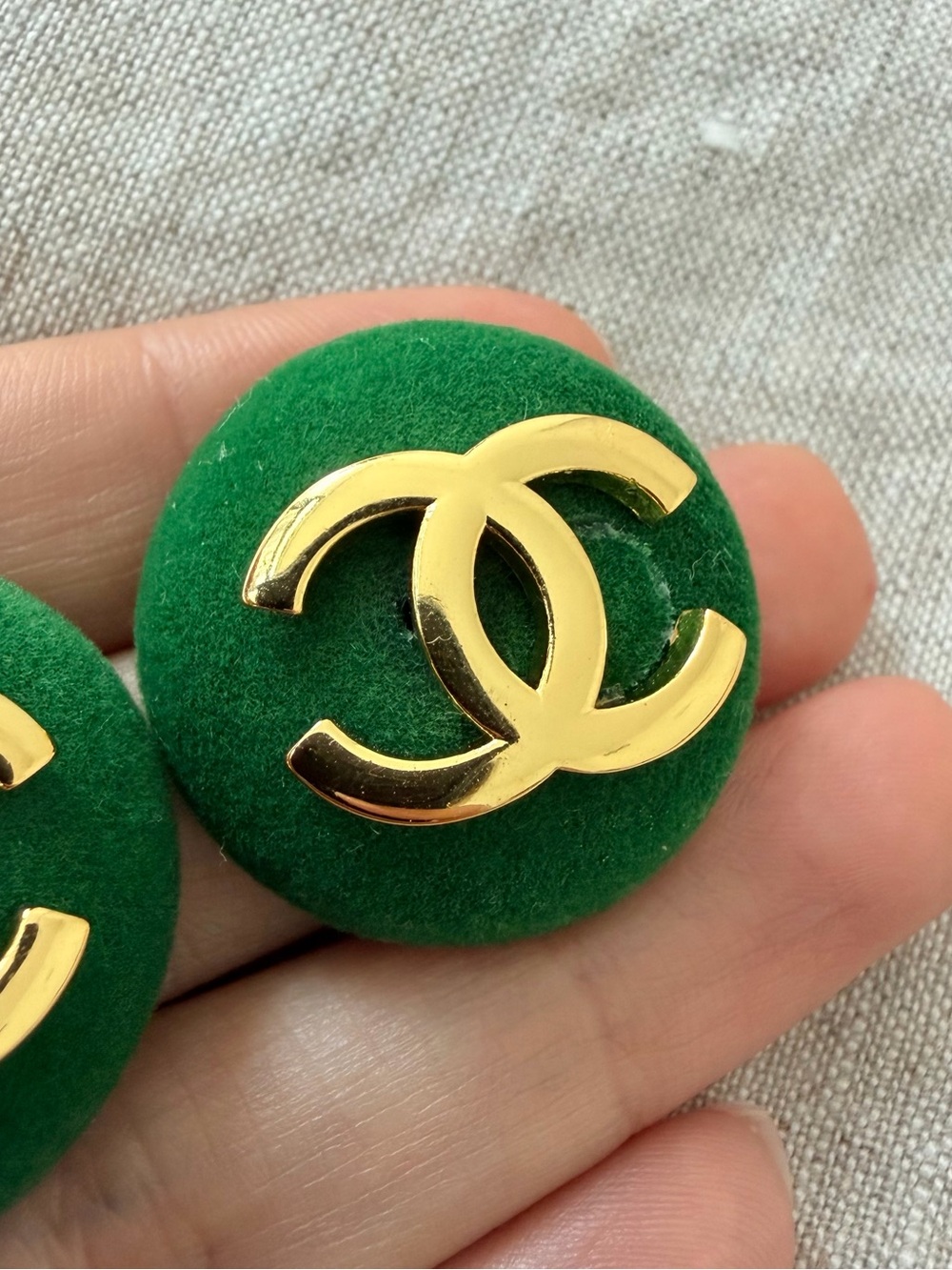 💚Vintage CHANEL Emerald Green Velvet Gold CC Button Earrings ✨ - Picture 4 of 9